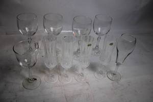 lot 302 image: Mixed Set Wine and Champagne Glasses with Wicker Basket