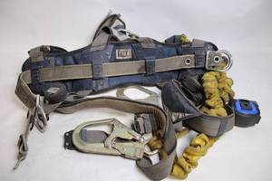 lot 4 image: DBI-SALA ExoFit NEX Safety Harness with Hook and Lanyard