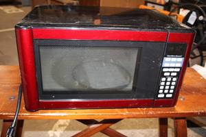 lot 21 image: Hamilton Beach 900W Red Countertop Microwave Oven