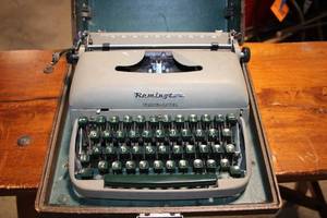lot 25 image: Vintage Remington Travel-Riter Typewriter with Case