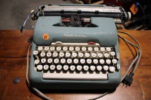 lot 26 image: Vintage Smith-Corona Electra 12 Typewriter