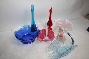 lot 35 image: Collection of 6 Assorted Colored Glass Vases and Baskets