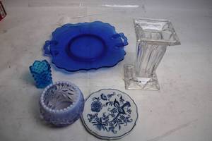 lot 38 image: Set of 5 Vintage Blue and Clear Glassware Pieces