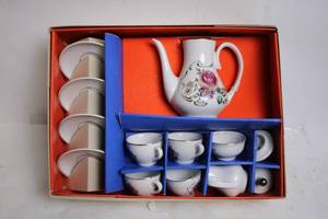 lot 41 image: Vintage Floral Porcelain Tea Set with Service for Six