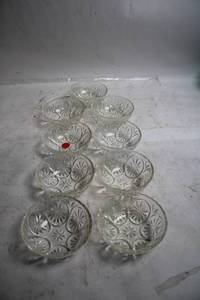 lot 61 image: Set of 8 Clear Glass Bowls with Starburst Pattern