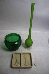 lot 62 image: Set of 2 Green Vases and Ceramic Tray with Leaf Design