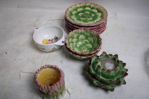 lot 68 image: Set of Majolica-Style Vintage Plates and Bowls