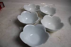 lot 69 image: Set of 6 White Flower-Shaped Porcelain Bowls