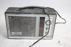 lot 90 image: Vintage Wards Airline 11-Transistor AMFM Radio Model GEN-1378A