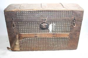 lot 94 image: Antique Steamer Trunk with Decorative Interior