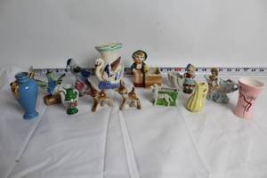 lot 110 image: Collection of Vintage Ceramic Miniatures and Figurines
