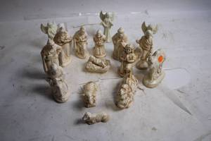 lot 156 image: Vintage Porcelain Nativity Scene Set with 14 Pieces