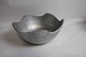 lot 76 image: Hammered Metal Decorative Bowl