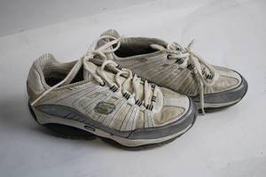 lot 94 image: Pair of Skechers Shape-Ups Sneakers, Size 7.5