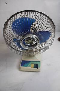 lot 104 image: Vintage 9 Oscillating Desk Fan with Blue Blades
