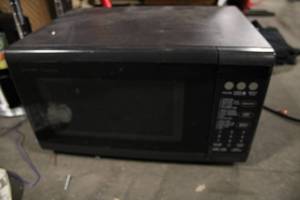 lot 118 image: Used Countertop Microwave with Multiple Preset Cooking Options