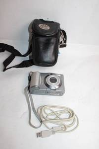 lot B-129 image: Canon PowerShot A40 Digital Camera with Case and USB Cable