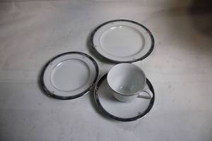 lot 168 image: Set of 4 Porcelain Dinnerware with Platinum Trim
