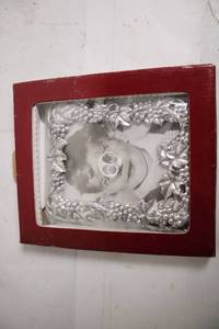 lot 189 image: Arthur Court 3.5x5 Silver Picture Frame with Grape and Leaf Design