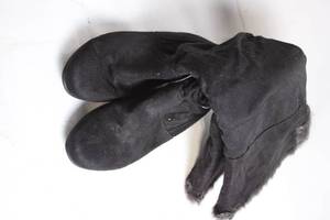 lot 240 image: Black Winter Boots with Fur Trim Size 8