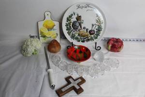 lot 272 image: Assorted Vintage Kitchen Decor and Accessories Set