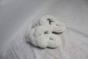lot 278 image: SOMA Womens Faux Fur Slippers, Size M