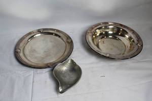 lot 282 image: Set of 3 Vintage Silver-Plated Serving Dishes
