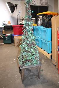 lot 12 image: Decorative Outdoor Ivy Topiary Tree on Wooden Base