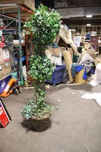 lot 14 image: Artificial Ivy Topiary Tree in Decorative Pot
