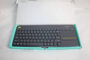 lot 19 image: Logitech K400 Plus Wireless Touch Keyboard