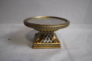 lot 28 image: Vintage Gold and White Decorative Pedestal Display Stand