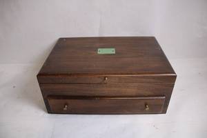 lot 30 image: Reed & Barton Wooden Silverware Storage Chest