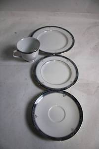 lot 43 image: Lenox Belle Haven 4-Piece Place Setting China Set