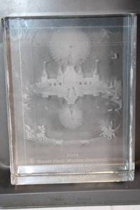 lot 106 image: 2004 Saint Paul Winter Carnival Glass Plaque