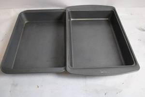 lot 107 image: Set of 2 Non-Stick Baking Pans - Wilton 13x9x2 in & Bakers Secret