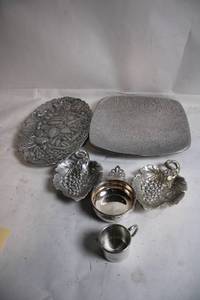 lot 112 image: Set of 6 Decorative Metal Platters and Bowls