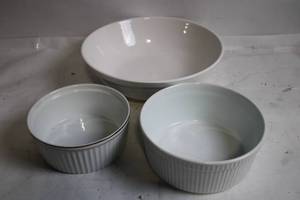 lot 113 image: Set of 3 Ceramic Serving Bowls with Ribbed Design