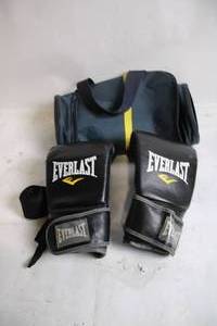 lot 184 image: Everlast Boxing Gloves with Wrap and Carry Bag