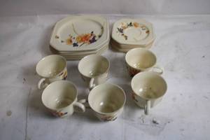 lot 188 image: Set of Vintage Floral Dinnerware