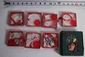 lot 238 image: Collection of 8 Kosta Boda Christmas Ornaments - Snowflake, Hearts & More