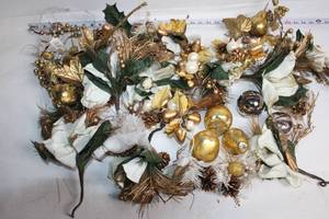 lot 240 image: Elegant Gold and White Holiday Decor Collection