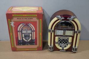 lot 20 image: Antique Finished 1946 Juke Box AMFM Radio