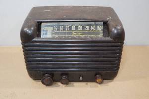 lot 44 image: Vintage Wards Sentinel AM Radio