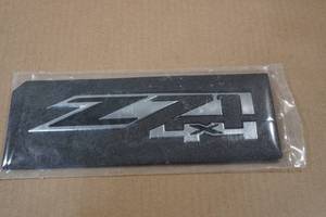 lot 123 image: 2-Pack Z71 4x4 Emblems