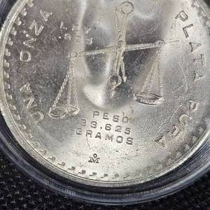 lot 27 image: 1980 Mexican 1 onza Silver Peso Capulated in AU
