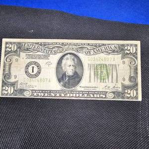lot 31 image: 1928 B $20 Gold Certificate