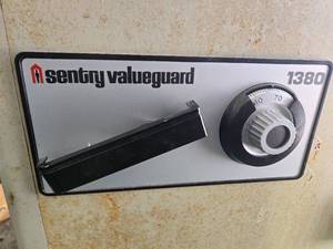 Heavy-duty Sentry Valueguard Save (Used, NO KEY, DON'T HAVE THE COMBINATION NUMBER KEY)