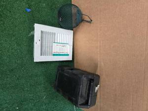 lot 58 image: Lot of 3 items A bird Feedercage (USED), a car Jark (Used), and an 8 X 6 Sidewall Register (New)