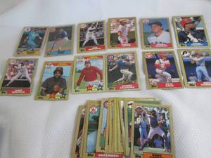 lot 224 image: Assorted 1987 Topps Baseball Cards...