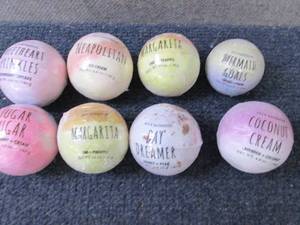 lot 426 image: 8- 4.94 oz Assorted Bath Bombs...